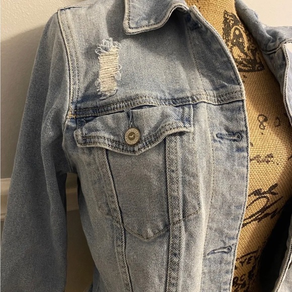 Hollister denim cropped jean jacket medium - Picture 2 of 6